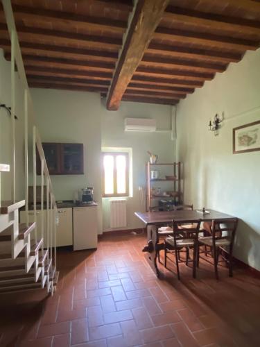 a kitchen and dining room with a table and chairs at Agriturismo la Pieve di Casabucci in Tognazza