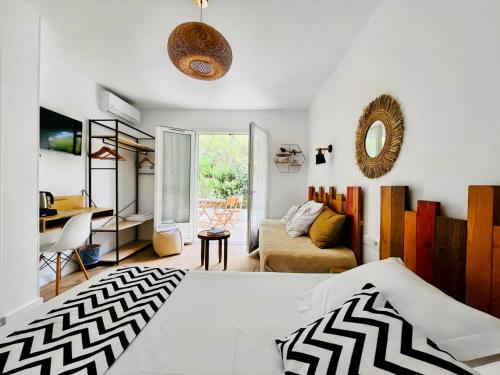 Кровать или кровати в номере HôTEL LES VOLETS ROUGES - CASSIS