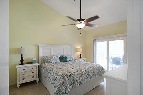 Voodi või voodid majutusasutuse Lakefront Siesta Key Condo With Beach Access toas