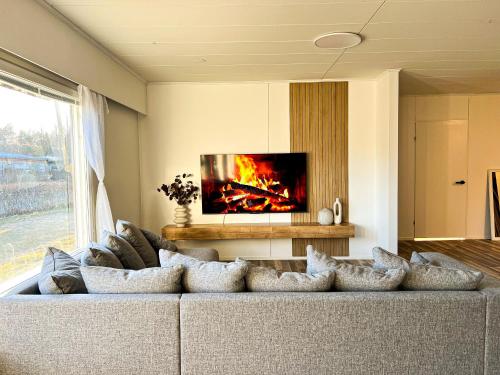 Μια τηλεόραση ή/και κέντρο ψυχαγωγίας στο Sunny Nest 2 Villa