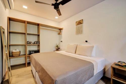 a bedroom with a bed and a ceiling fan at Villas Roca del Caribe in Puerto Viejo