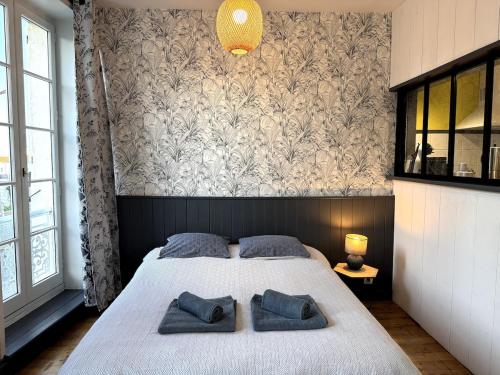 une chambre avec un lit avec deux oreillers dessus dans l'établissement ღ Cordelier - Proche du port et du marché, Spacieux & Wi-Fi, à La Rochelle