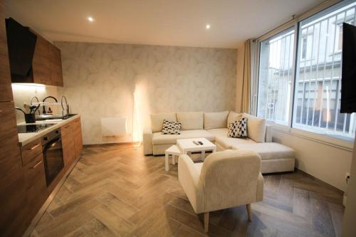 un salon avec un canapé et une table dans l'établissement Le Perron d'Angoulême, à Angoulême