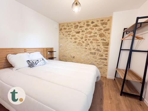 - une chambre avec un lit blanc et une étagère dans l'établissement Tranquiloue - Le Nid de Mila - 10 min du PuyduFou, aux Herbiers