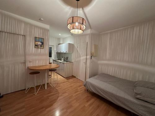 une chambre avec un lit et une table et une cuisine dans l'établissement NEW studio old Antibes, à Antibes
