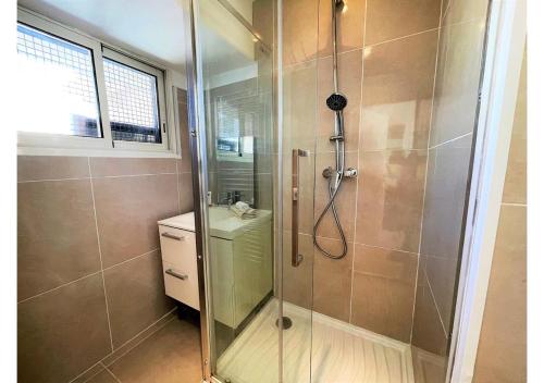 " Pasteur " CityCenter - Terrasse - Congres - VUE MER - Elégant في كان: دش مع باب زجاجي في الحمام