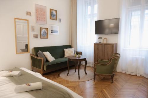 Televízia a/alebo spoločenská miestnosť v ubytovaní NEW - Golden Central Budapest Apartment