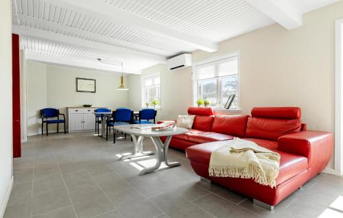 Hadsundにある3 Bedroom Amazing Home In Hadsundの赤いソファとテーブルのあるリビングルーム