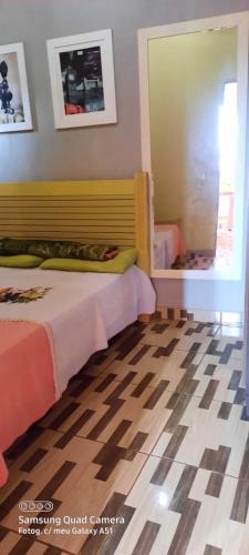 Un dormitorio con una cama y un suelo de cuadros. en hospedagem, en Lençóis