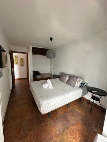 a bedroom with a bed and a table at Apto boca cangrejo Netflix,parking,aire acondicionado y rent car in Santa Cruz de Tenerife