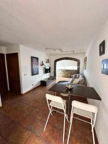 a living room with a table and two chairs at Apto boca cangrejo Netflix,parking,aire acondicionado y rent car in Santa Cruz de Tenerife