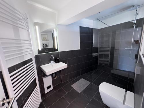 a bathroom with a white toilet and a sink at Zentrale Wohlfühloase mit Parkplatz in Osnabrück