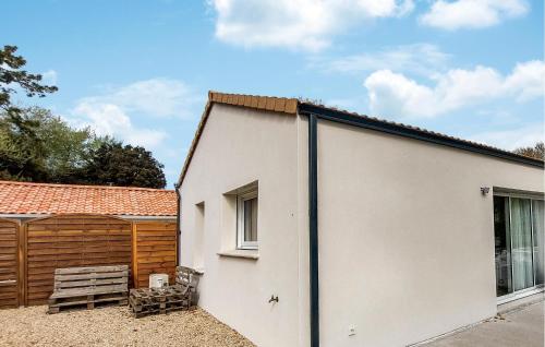 une petite maison blanche avec une clôture et une fenêtre dans l'établissement Gorgeous Home In Notre Dame De Monts, à Notre-Dame-de-Monts