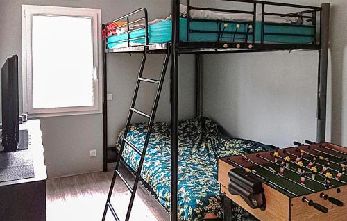 - une chambre avec 2 lits superposés et un échiquier dans l'établissement Gorgeous Home In Notre Dame De Monts, à Notre-Dame-de-Monts