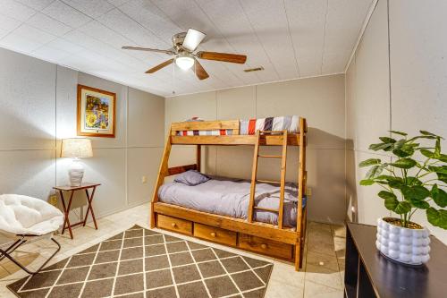 Una cama o camas en una habitación de Table Rock Lake Home with Lake Access and Views