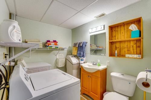 Un baño de Table Rock Lake Home with Lake Access and Views