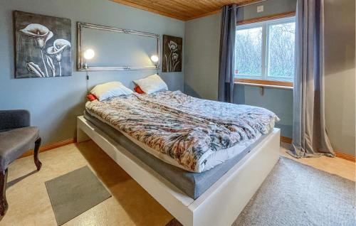 a bedroom with a bed and a window at 3 Bedroom Stunning Home In Hökerum in Hökerum