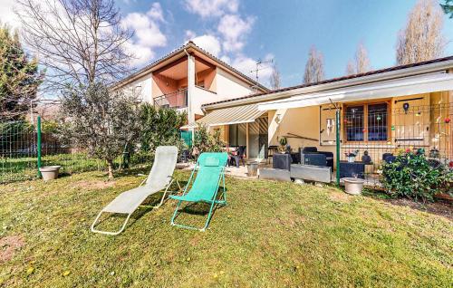 deux chaises posées sur l'herbe devant une maison dans l'établissement Gorgeous Home In Terrasson-Lavilledieu, à Terrasson