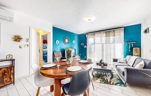 un salon avec une table et un canapé dans l'établissement Gorgeous Home In Terrasson-Lavilledieu, à Terrasson