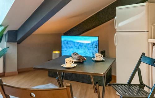 - une table avec deux tasses à côté d'un réfrigérateur dans l'établissement Nice Apartment In Nice With Wifi, à Nice