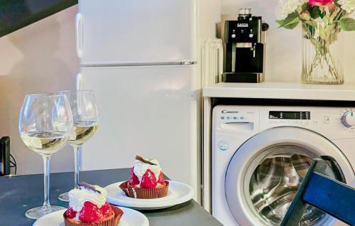 - deux verres de vin, deux gâteaux et un lave-linge dans l'établissement Nice Apartment In Nice With Wifi, à Nice