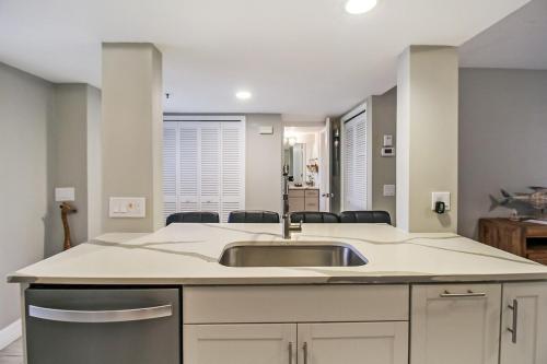 een keuken met een spoelbak en een aanrecht bij Lakefront Siesta Key condo with private beach access in Siesta Key
