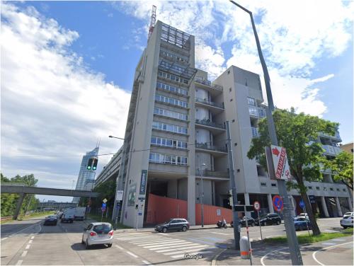 Lovely Apartment for 4 on the Danube River - Free Private Parking