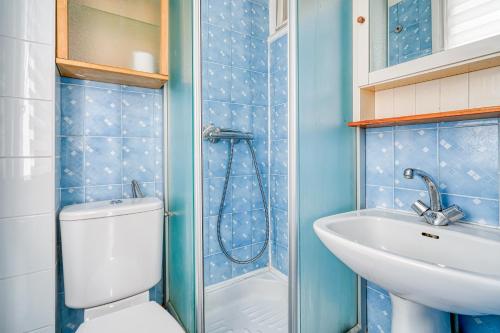 une salle de bain avec toilettes et lavabo dans l'établissement Cloysia Studio 18eme - 15 min à pied de montmartre, à Paris