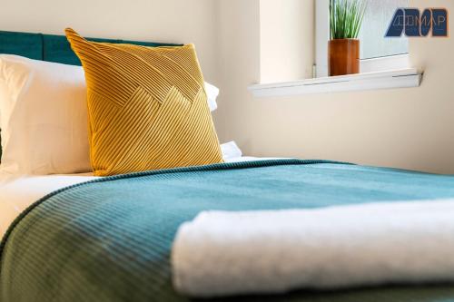 Katil atau katil-katil dalam bilik di 2 Bed Flat With Parking Sleeps 4 in Fife