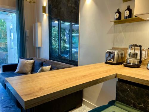 YŪGEN PALLADIO - Fully renovated Studio on a prime location, Direct Beach Access, Heated Pool, Private terrace & patio, Private Parking lot