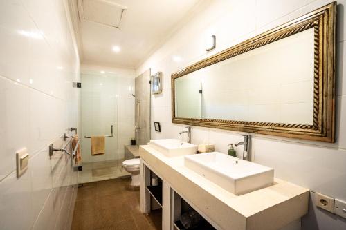 uma casa de banho com 2 lavatórios e um espelho em Sari Temuku Villa em Seminyak