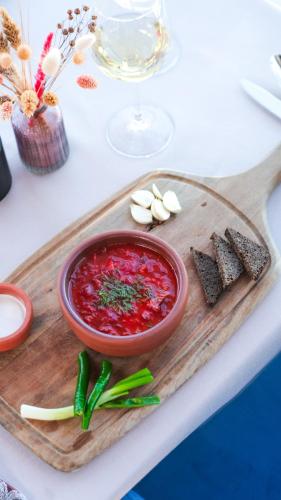 Makanan di atau berdekatan hotel