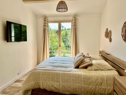 una camera da letto con un letto e una finestra di Maison 20 du Lac Les Restanques a Grimaud