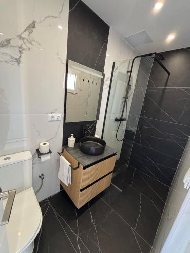 a bathroom with a sink and a shower and a toilet at Angel 29 in Vinarós