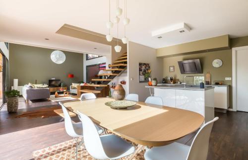 une salle à manger et un salon avec une table et des chaises dans l'établissement Beautiful loft Bordeaux Cité du Vin, à Bordeaux