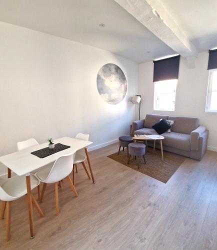 un salon avec une table et un canapé dans l'établissement Les Bons Enfants 7, à Rouen
