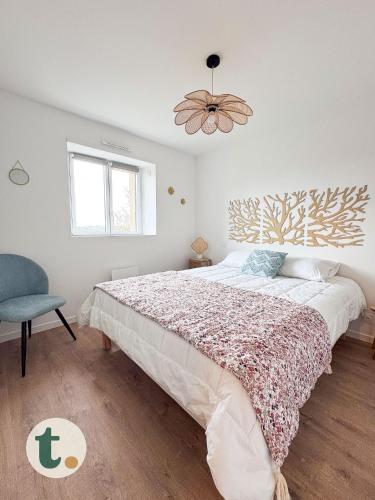 une chambre avec un lit et un ventilateur de plafond dans l'établissement Tranquiloue - Le Nid de Jeanelle - 10 min du PuyduFou, aux Herbiers