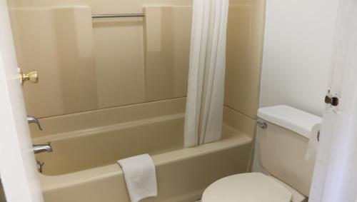 Un baño con bañera, inodoro y ducha. en Chippewa Motel Mount Pleasant, en Mount Pleasant