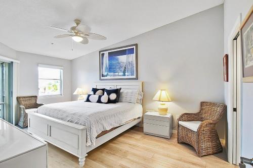 Voodi või voodid majutusasutuse Bay view Siesta Key condo with private beach access toas