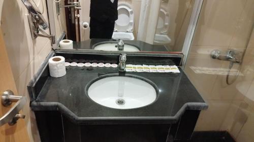 a bathroom with a black counter with a sink at فندق الفجر البديع 5 in Jarwal