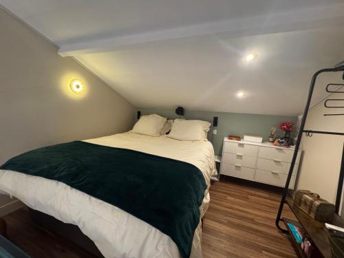 YŪGEN PALLADIO - Fully renovated Studio on a prime location, Direct Beach Access, Heated Pool, Private terrace & patio, Private Parking lot