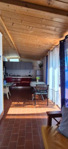 a living room with a table and a kitchen at Mar Do Sol in Agnone
