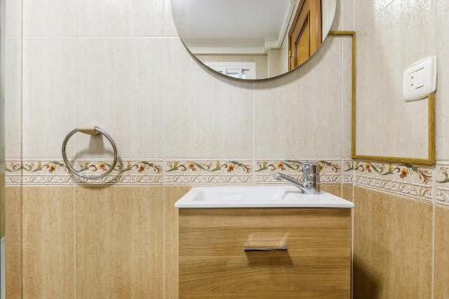 een badkamer met een wastafel en een spiegel bij A&N Los Carmenes, Torre del Mar in Torre del Mar