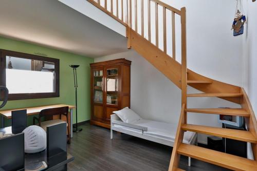 un salon avec un escalier et un canapé dans l'établissement Blanche Bagnolet - CI - Calm house for 6 people, à Bagnolet