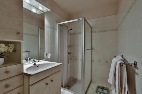 une salle de bain avec un lavabo et une douche dans l'établissement Blanche Bagnolet - CI - Calm house for 6 people, à Bagnolet