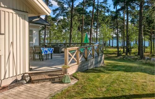 Κήπος έξω από το 3 Bedroom Awesome Home In Mönsterås