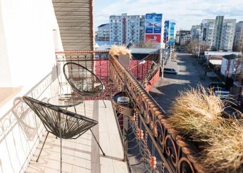 a balcony with baskets on the side of a building at Hoshen Hotel in Umanʼ