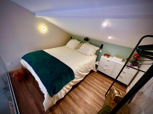 - une petite chambre avec un lit et une étagère dans l'établissement YŪGEN PALLADIO - Fully renovated Studio on a prime location, Direct Beach Access, Heated Pool, Private terrace & patio, Private Parking lot, à Saint-Raphaël