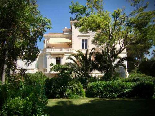 YŪGEN PALLADIO - Fully renovated Studio on a prime location, Direct Beach Access, Heated Pool, Private terrace & patio, Private Parking lot