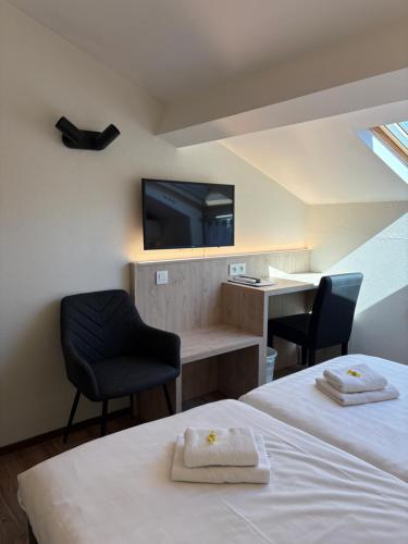 Postel nebo postele na pokoji v ubytování Hotel Monika
